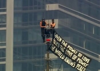 Νέα Υόρκη: Ποιοι είναι οι Ρώσοι «Skywalkers» που σκαρφάλωσαν στο Empire State Building, αρραβωνιάστηκαν και συνελήφθησαν - Έγιναν ταινία στο Netflix