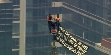 Νέα Υόρκη: Ποιοι είναι οι Ρώσοι «Skywalkers» που σκαρφάλωσαν στο Empire State Building, αρραβωνιάστηκαν και συνελήφθησαν - Έγιναν ταινία στο Netflix