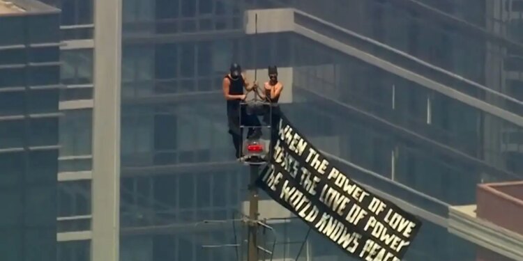Νέα Υόρκη: Ποιοι είναι οι Ρώσοι «Skywalkers» που σκαρφάλωσαν στο Empire State Building, αρραβωνιάστηκαν και συνελήφθησαν - Έγιναν ταινία στο Netflix