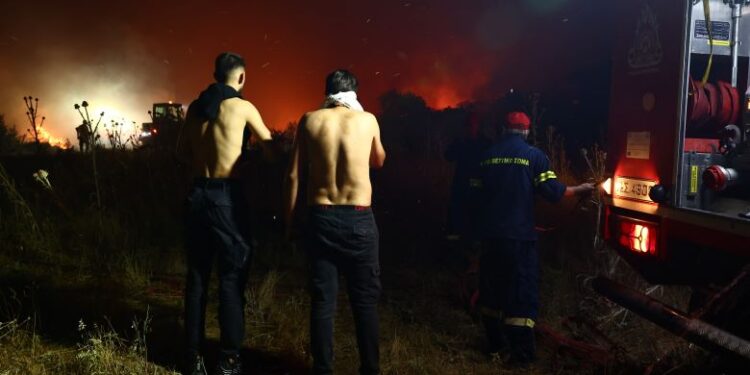 Θεσσαλονίκη: Νέο μήνυμα του 112 για τη φωτιά στο Ωραιόκαστρο – «Παραμείνετε σε εσωτερικούς χώρους, κλείστε πόρτες, παράθυρα»