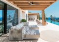 Fouquet’s Mykonos: Όταν η γαλλική φινέτσα συναντά τη μαγεία του Αιγαίου προσφέρει μία μοναδική εμπειρία