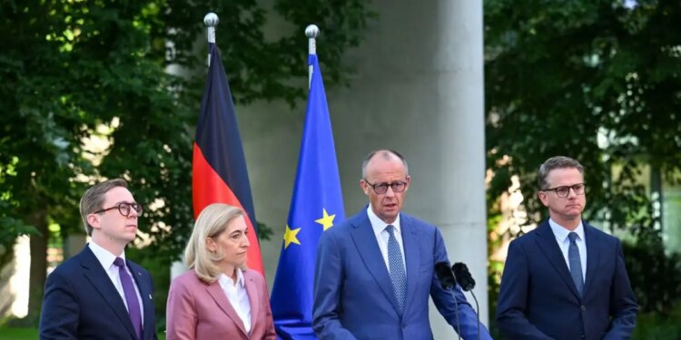 Γερμανία: Ο Φρίντριχ Μερτς έκανε ανασχηματισμό - Η παραίτηση του Γενς Σπαν που έφερε αλλαγές και τα νέα πρόσωπα