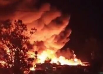 Έκρηξη από την πυρκαγιά σε επιχείρηση ανακύκλωσης στο Ομορφοχώρι Λάρισας – Πυκνοί καπνοί, ήχησε το 112