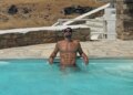 Ο Γιάννης Σπαλιάρας κάνει διακοπές στην Τήνο και δείχνει στις θαυμάστριές του τους κοιλιακούς του