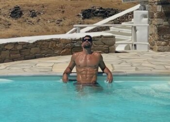 Ο Γιάννης Σπαλιάρας κάνει διακοπές στην Τήνο και δείχνει στις θαυμάστριές του τους κοιλιακούς του
