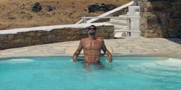Ο Γιάννης Σπαλιάρας κάνει διακοπές στην Τήνο και δείχνει στις θαυμάστριές του τους κοιλιακούς του
