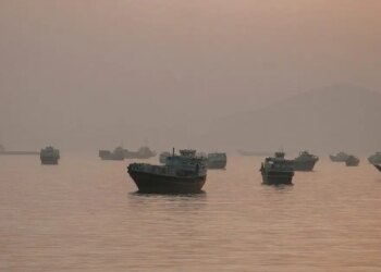 Συναγερμός στα Στενά του Ορμούζ: Πυραυλική επίθεση σε πλοίο μεταφοράς LPG