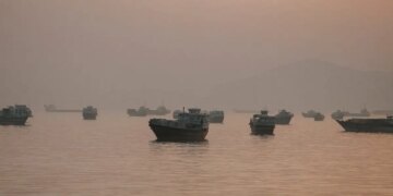 Συναγερμός στα Στενά του Ορμούζ: Πυραυλική επίθεση σε πλοίο μεταφοράς LPG