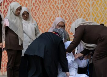 Ινδονησία: Ζευγάρι καταδικάστηκε σε δημόσιο ραβδισμό γιατί φιλήθηκαν σε live στο TikTok