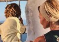 Η Τζένη Μπαλατσινού με τον γιο της στο εκκλησάκι του Προφήτη Ηλία στην Πάτμο