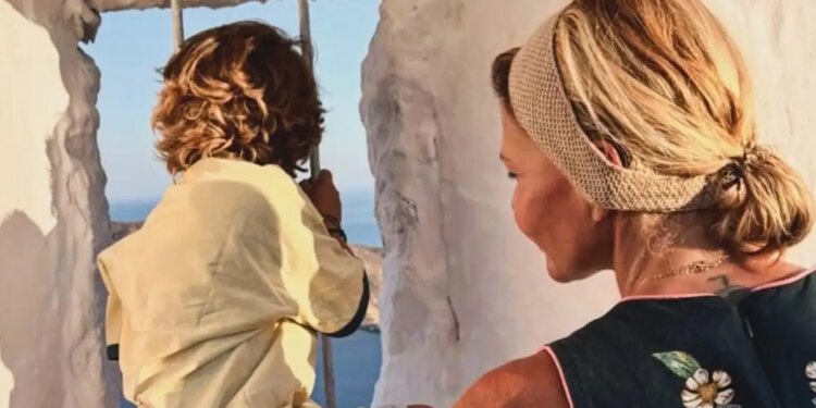Η Τζένη Μπαλατσινού με τον γιο της στο εκκλησάκι του Προφήτη Ηλία στην Πάτμο