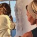 Η Τζένη Μπαλατσινού με τον γιο της στο εκκλησάκι του Προφήτη Ηλία στην Πάτμο