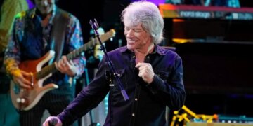 Ανησυχία για τον Jon Bon Jovi: Διέκοψε συναυλία του στη Νέα Υόρκη λόγω προβλήματος με τη φωνή του