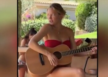 Κέιτ Χάντσον: Το αυτοσχέδιο τραγούδι με στίχο εμπνευσμένο από τις διακοπές στη Σκιάθο