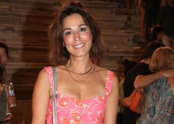Κατερίνα Παπουτσάκη: Με μαύρο μπικίνι στην Κύθνο