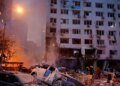Η Ρωσία σφυροκόπησε το Κίεβο: 8 νεκροί και δεκάδες τραυματίες, πολυκατοικίες έγιναν συντρίμμια