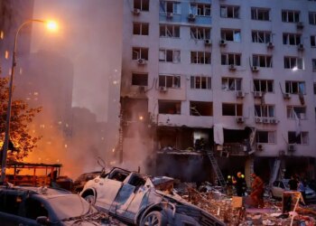 Η Ρωσία σφυροκόπησε το Κίεβο: 8 νεκροί και δεκάδες τραυματίες, πολυκατοικίες έγιναν συντρίμμια