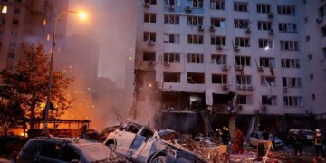Η Ρωσία σφυροκόπησε το Κίεβο: 8 νεκροί και δεκάδες τραυματίες, πολυκατοικίες έγιναν συντρίμμια