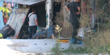 Κυψέλη: Σε γυναίκα παραπέμπει η σορός που βρέθηκε σε βαλίτσα σε εγκαταλελειμμένο κτήριο της οδού Ευελπίδων - ertnews.gr