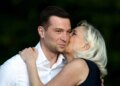 Μαρίν Λε Πεν: Το πρωτοφανές σενάριο να διεκδικήσει - και να κερδίσει - την προεδρία της Γαλλίας με ηλεκτρονικό βραχιολάκι