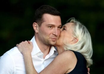Μαρίν Λε Πεν: Το πρωτοφανές σενάριο να διεκδικήσει - και να κερδίσει - την προεδρία της Γαλλίας με ηλεκτρονικό βραχιολάκι