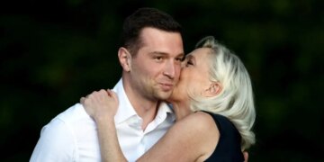 Μαρίν Λε Πεν: Το πρωτοφανές σενάριο να διεκδικήσει - και να κερδίσει - την προεδρία της Γαλλίας με ηλεκτρονικό βραχιολάκι