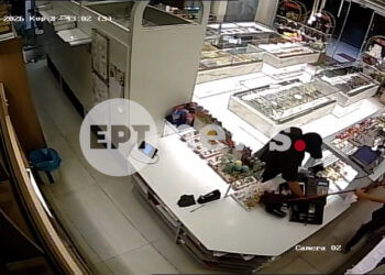 Απίστευτη ληστεία σε ζαχαροπλαστείο στη Νίκαια: Εργαζόμενη κυνήγησε με σφουγγαρίστρα τον ληστή που τη σημάδευε με όπλο