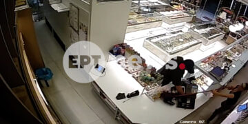 Απίστευτη ληστεία σε ζαχαροπλαστείο στη Νίκαια: Εργαζόμενη κυνήγησε με σφουγγαρίστρα τον ληστή που τη σημάδευε με όπλο