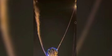 Τρόμος σε λούνα παρκ στις ΗΠΑ: Συγκλονιστικό βίντεο από τη στιγμή που καλώδιο παιχνιδιού σπάει - Δύο τραυματίες