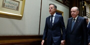 Χέρι - χέρι Ερντογάν με Ρούτε στη Σύνοδο του ΝΑΤΟ στην Άγκυρα - Στις 15:00 το τετ α τετ του Τούρκου με τον Τραμπ
