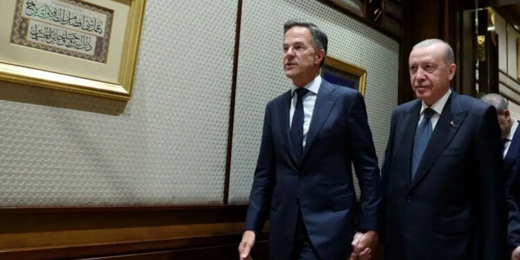 Χέρι - χέρι Ερντογάν με Ρούτε στη Σύνοδο του ΝΑΤΟ στην Άγκυρα - Στις 15:00 το τετ α τετ του Τούρκου με τον Τραμπ
