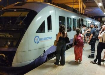 Προβλήματα και καθυστερήσεις σε προαστιακό και μετρό λόγω φωτιάς σε γραμμές – Αποκαταστάθηκε η λειτουργία