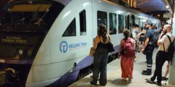 Προβλήματα και καθυστερήσεις σε προαστιακό και μετρό λόγω φωτιάς σε γραμμές – Αποκαταστάθηκε η λειτουργία
