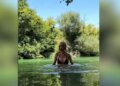 H Ντορέττα Παπαδημητρίου καταπολεμά τον καύσωνα με δροσερές βουτιές σε ποτάμι