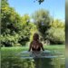 H Ντορέττα Παπαδημητρίου καταπολεμά τον καύσωνα με δροσερές βουτιές σε ποτάμι