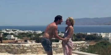 Ντορέττα Παπαδημητρίου – Γιώργος Γεροντιδάκης: Το χιουμοριστικό βίντεο στην Πάρο και οι πόζες στον αέρα