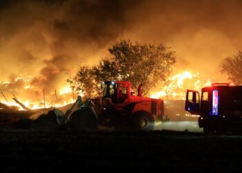 Φωτιά σε μονάδα ανακύκλωσης στο Ομορφοχώρι Λάρισας: Βελτιωμένη η εικόνα της πυρκαγιάς, παραμένει η ανησυχία για νέες εκρήξεις