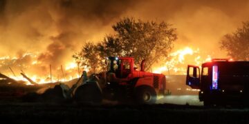 Φωτιά σε μονάδα ανακύκλωσης στο Ομορφοχώρι Λάρισας: Βελτιωμένη η εικόνα της πυρκαγιάς, παραμένει η ανησυχία για νέες εκρήξεις