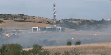 Φωτιά κοντά σε σπίτια στο Ωραιόκαστρο Θεσσαλονίκης – Μήνυμα 112 για απομάκρυνση των κατοίκων από την περιοχή Ανθούπολη