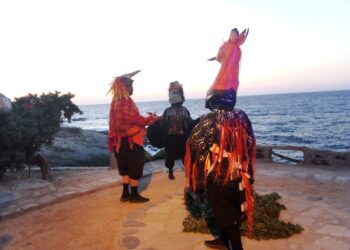 «Όρνιθες» του Αριστοφάνη στο θέατρο της θάλασσας στην Ικαρία από την «Θεατρική Έξοδο Αιγαίου»