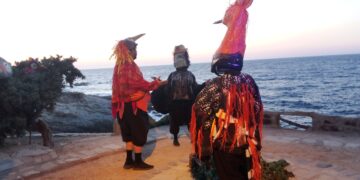 «Όρνιθες» του Αριστοφάνη στο θέατρο της θάλασσας στην Ικαρία από την «Θεατρική Έξοδο Αιγαίου»