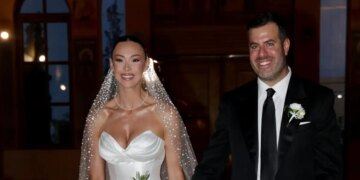 Ο πρώτος χορός της Δώρας Παντέλη και του Τζον Μεραμβελιωτάκη και το εντυπωσιακό λευκό φόρεμα της δημοσιογράφου