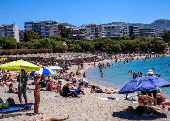 SOS για τους λουόμενους: Αυτή είναι η «μαύρη λίστα» με τις ακατάλληλες παραλίες της Αττικής