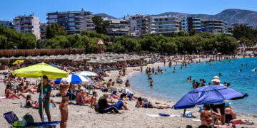 SOS για τους λουόμενους: Αυτή είναι η «μαύρη λίστα» με τις ακατάλληλες παραλίες της Αττικής