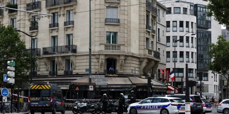 Γαλλία: Άνδρας επιτέθηκε με μαχαίρι στο Παρίσι - Τρεις τραυματίες, συνελήφθη ο φερόμενος ως δράστης