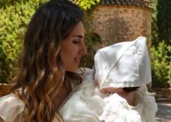 Η Παυλίνα Βουλγαράκη δημοσίευσε νέες φωτογραφίες από τη βάφτιση της κόρης της