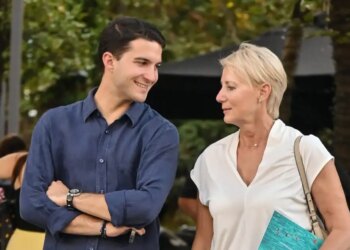Νατάσα Παζαΐτη και Αλέξανδρος Καραμανλής βόλτα στο κέντρο της Αθήνας