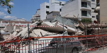 Πετράλωνα: Αναφορές ότι αγνοήθηκαν σημάδια που μαρτυρούσαν την κατάρρευση - ertnews.gr