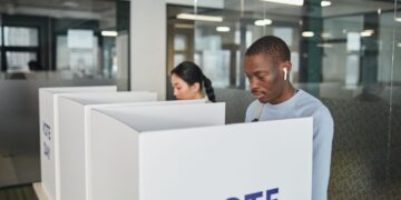 Η νέα προεκλογική μάχη: Τι λένε τα chatbot για τους πολιτικούς