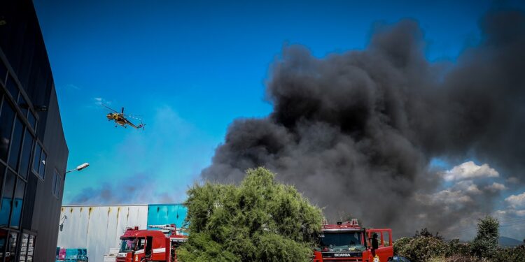 Καλοχώρι: Βελτιωμένη η εικόνα της πυρκαγιάς – Συνεχίζεται η κατάσβεση μέσα στο εργοστάσιο